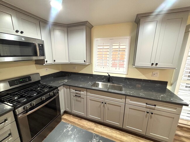 Building Photo - Brand new private back house available now in Downey