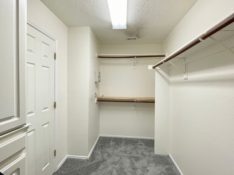 Building Photo - 9711 Saddle Dr