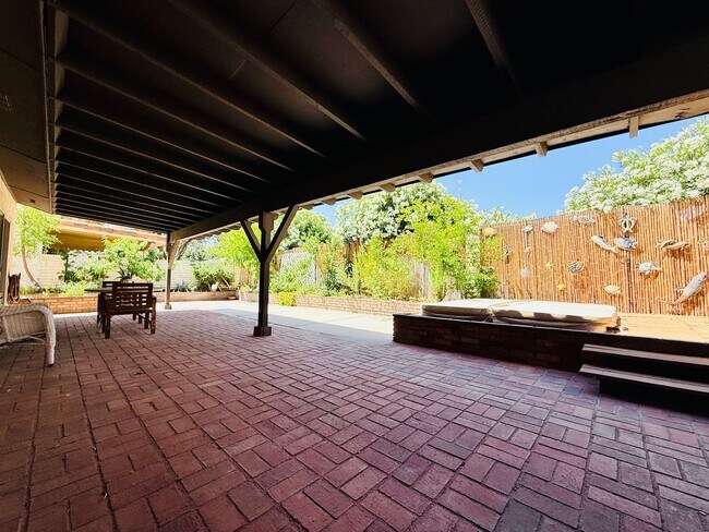 Building Photo - Available August 1st! Beautiful fully furnished single-story home located in the prestigious Span...