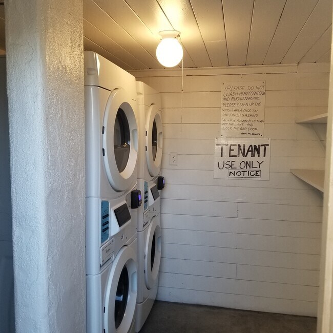 Building Photo - 1032 W 103rd St