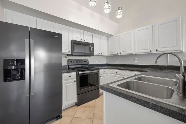 Building Photo - Resort-Style Living in the Heart of Fort Myers