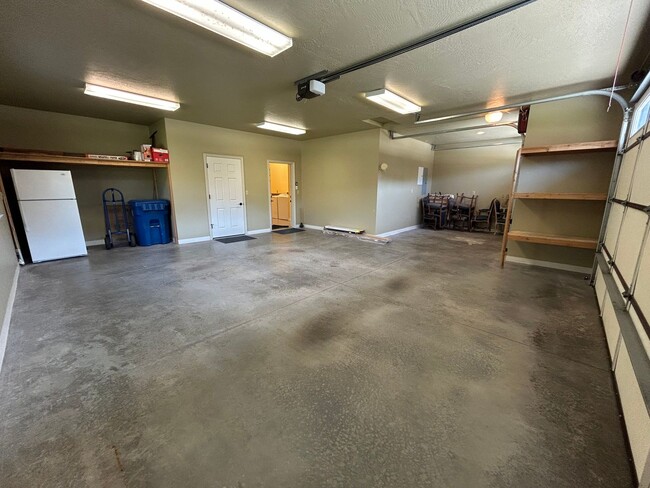 Building Photo - Gorgeous 4 Bedroom in Desirable East Misso...