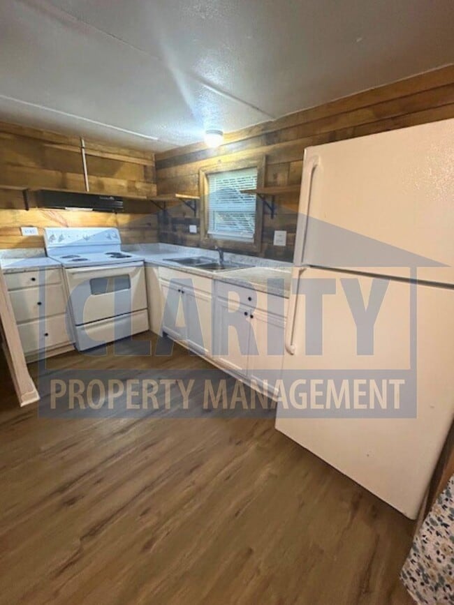 Building Photo - Two bedroom home in quiet location!