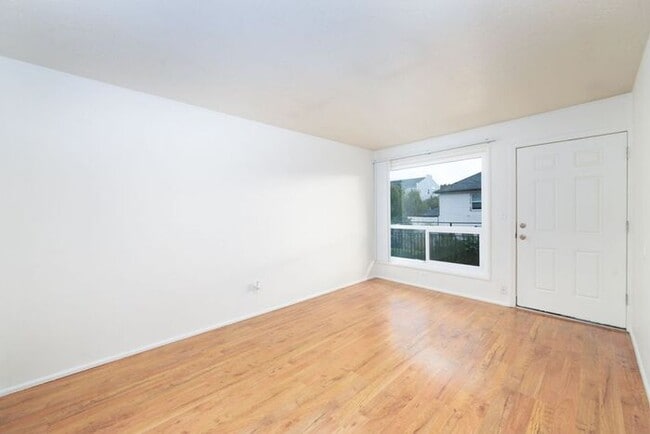 Building Photo - 1 bedroom available now!! Mid town!