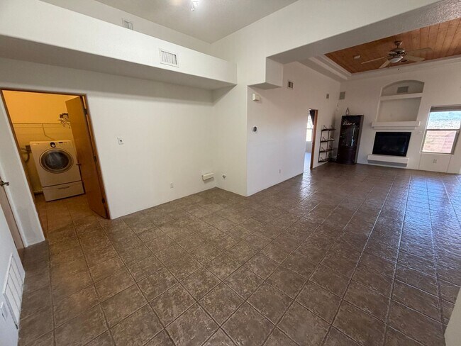 Building Photo - 3-Bedroom House!