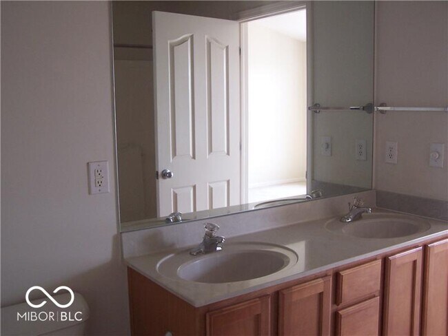 Building Photo - 13869 Willesden Cir