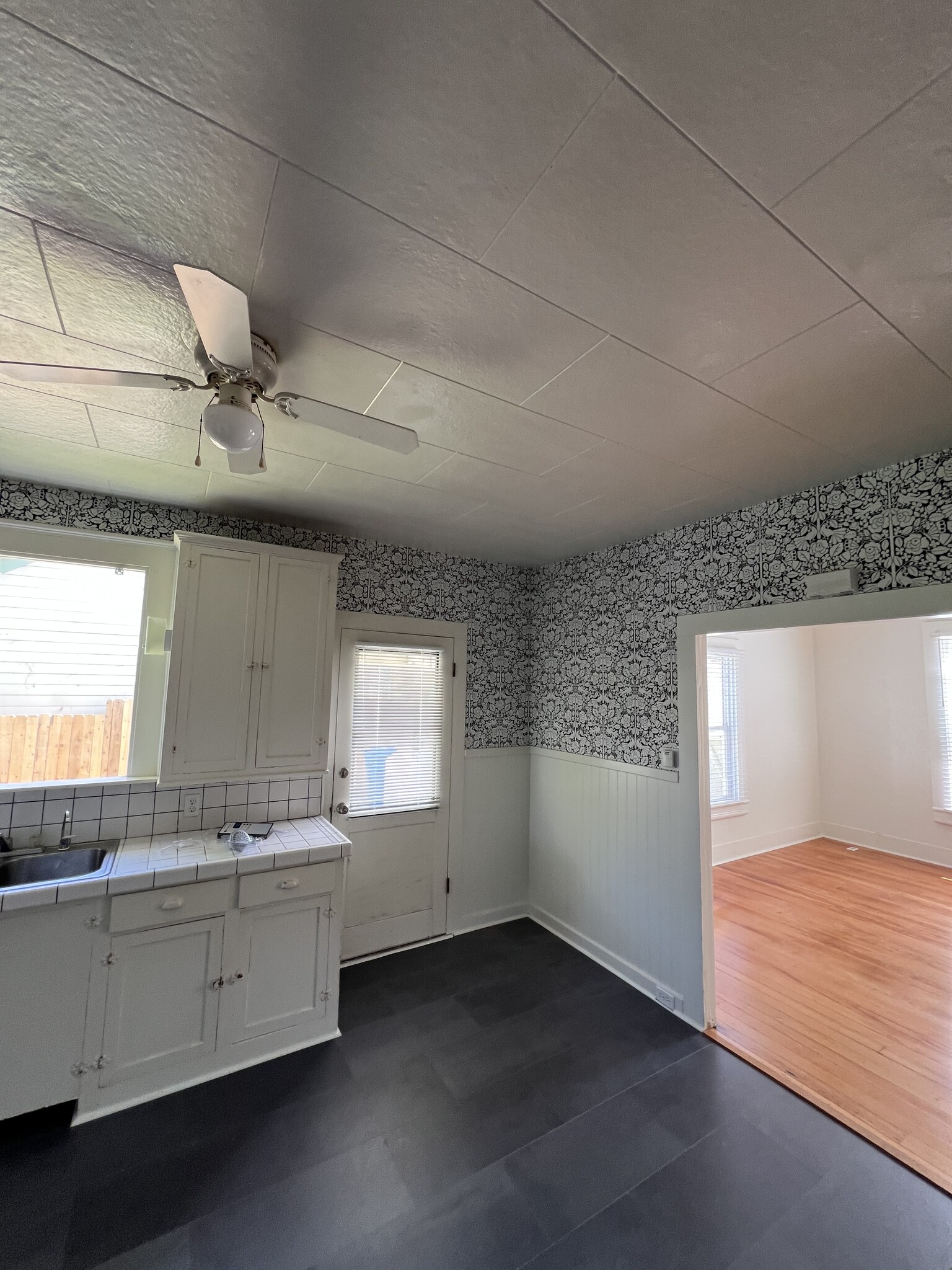 Kitchen showing door to back yard and living room - 557 Washington St