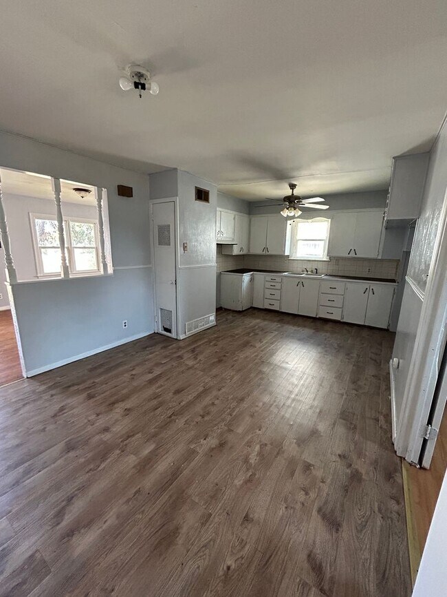 Building Photo - Large 3 bed 1 bath Home