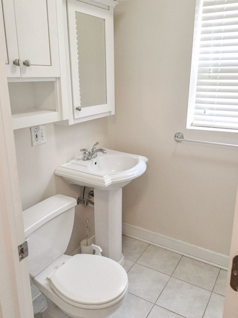 Building Photo - 626 W Roscoe St