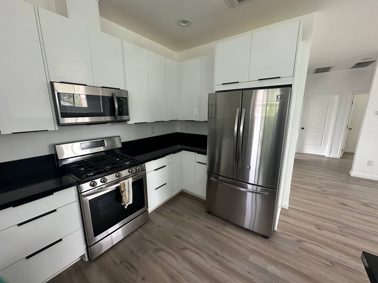 Building Photo - 15122 Burbank Blvd