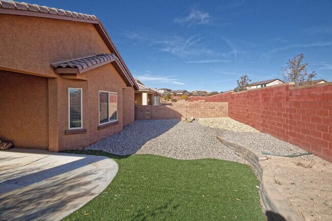 Building Photo - Larger 1 story home in Loma Colorado across the street from small park.