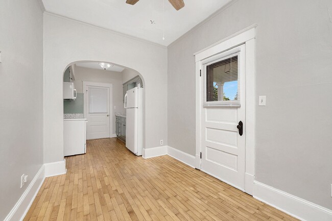 Building Photo - 326 S Maple St