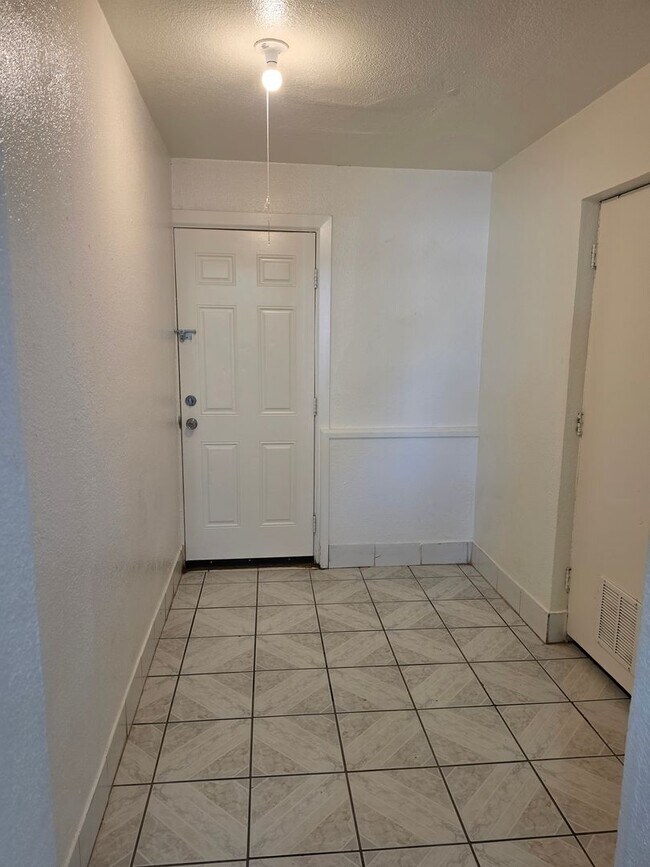 Building Photo - 331 W Carson Rd