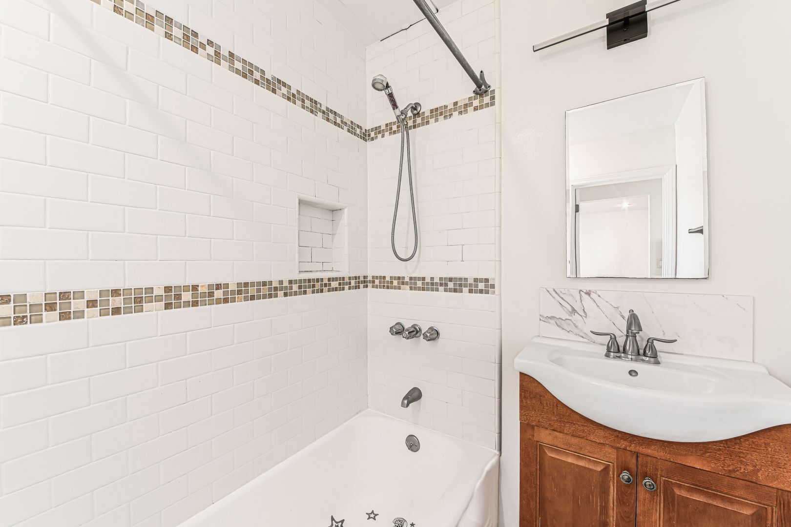 Building Photo - 809 Flora Dr