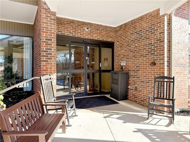 Building Photo - 475 Mount Vernon Hwy NE