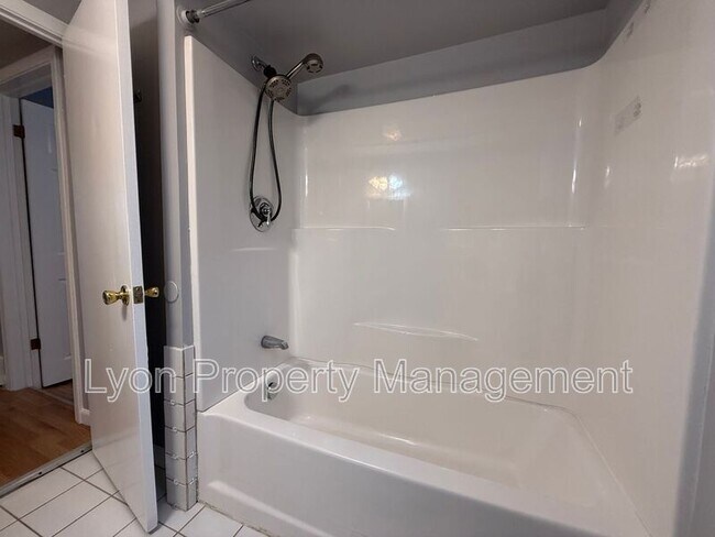 Building Photo - 26 Carlton St