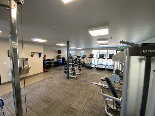 Building Photo - Ground Floor 2 Bed/2 Bath Unit with Great ...