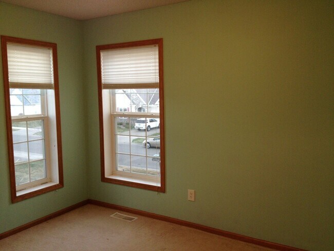 Building Photo - Great location *3bd*2.5Bth End Unit Townhome Avail July 1 2026