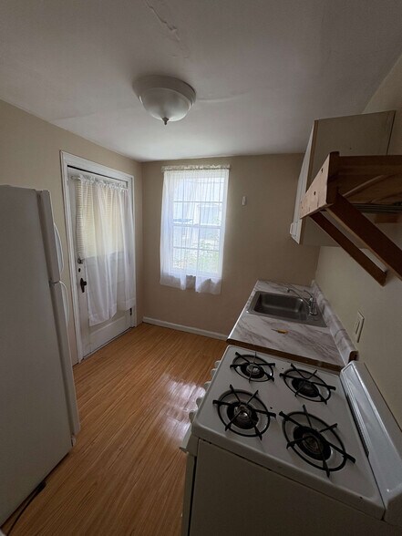 Kitchen - 1567 Highland St