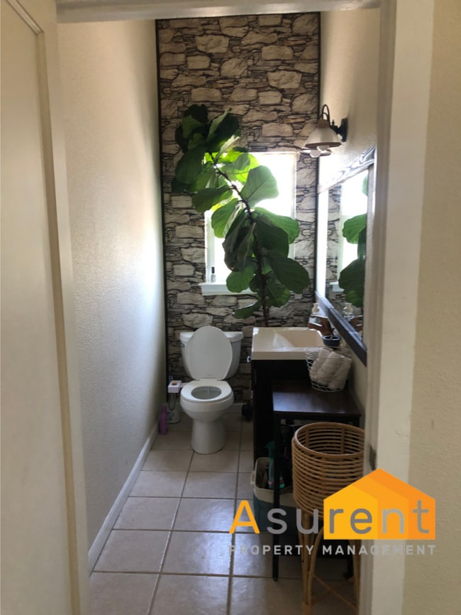 Building Photo - 2 bedroom 1.5 Bathroom with washer and Dry...