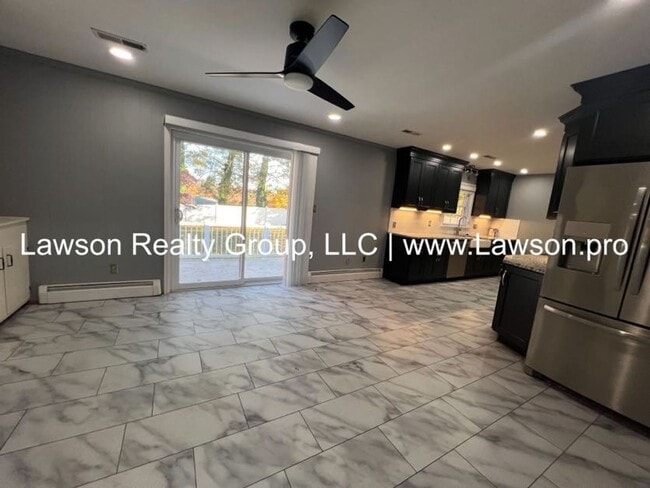 Building Photo - Very Nice & Spacious Home in Hidden Valley...