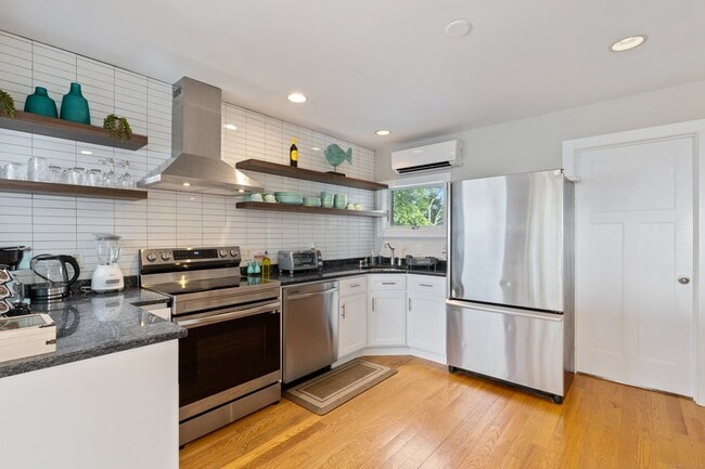 Building Photo - 176 Shore Rd