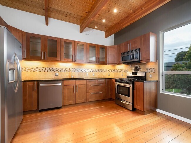 Building Photo - 38 NE Going St