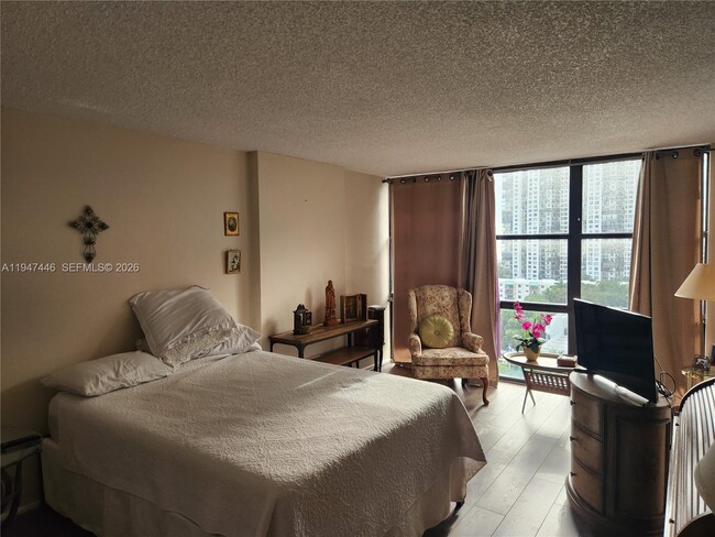 Building Photo - 1925 Brickell Ave