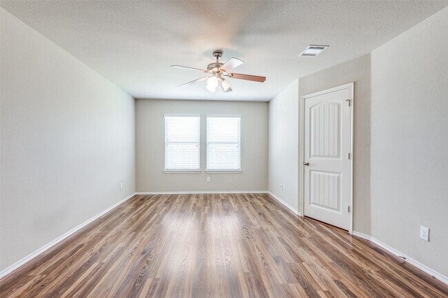 Building Photo - 1101 Rainer Dr