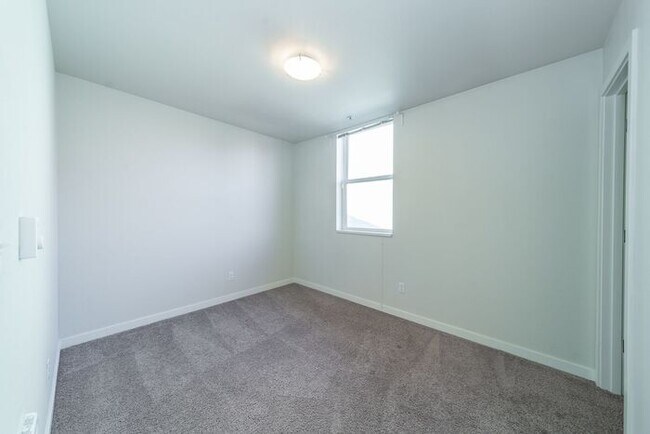 Building Photo - Chic 2BR/1.5BA Townhome Apartment in North...