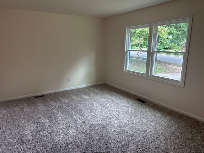 Building Photo - Newly Renovated 3 Bedroom Home!!