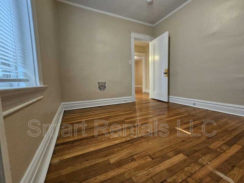 Building Photo - 5065 Lindenwood Ave