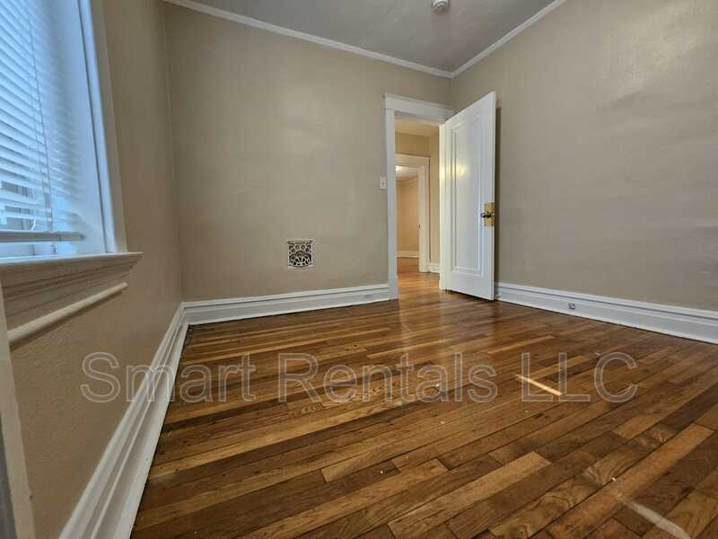 Building Photo - 5065 Lindenwood Ave