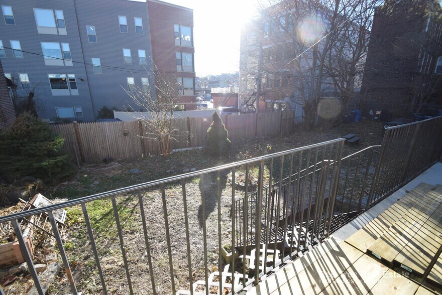 Building Photo - 682 Parker St