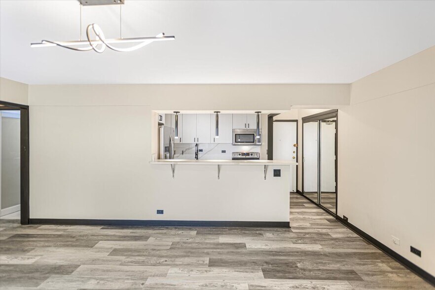Building Photo - 7337 S South Shore Dr