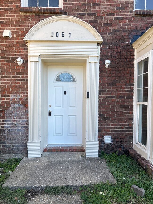 Building Photo - Spacious