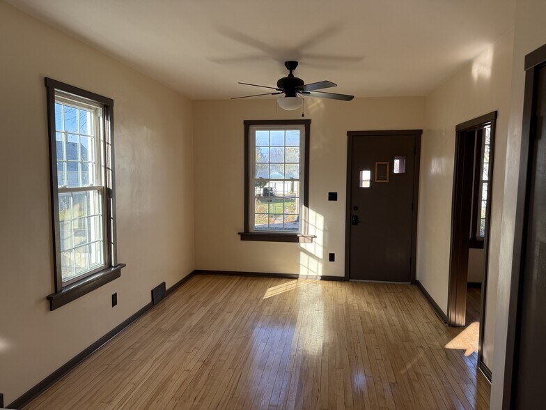 Living North facing - 3747 E Pulaski Ave