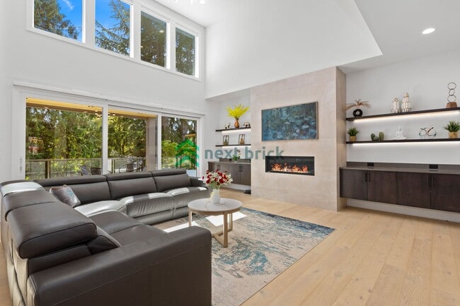 Building Photo - Luxury Meets Innovation | Stunning 5Bed, 5...