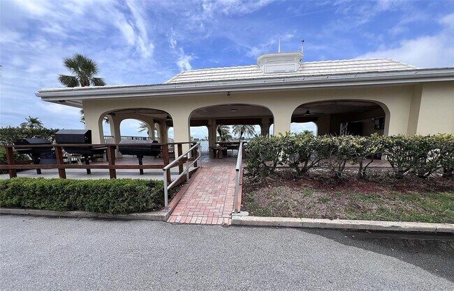 Building Photo - 4775 Cove Cir