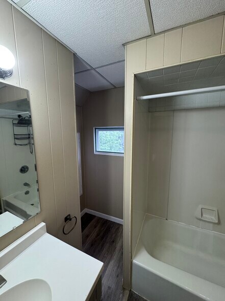 Building Photo - 546 Quincy Ave