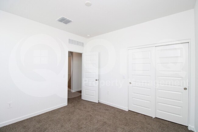 Building Photo - 2079 W Sable Ave