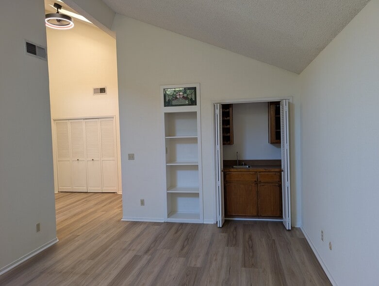 Building Photo - 254 E El Paso Ave