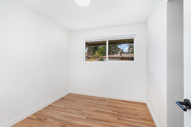 Building Photo - 8428 NE 132nd Pl
