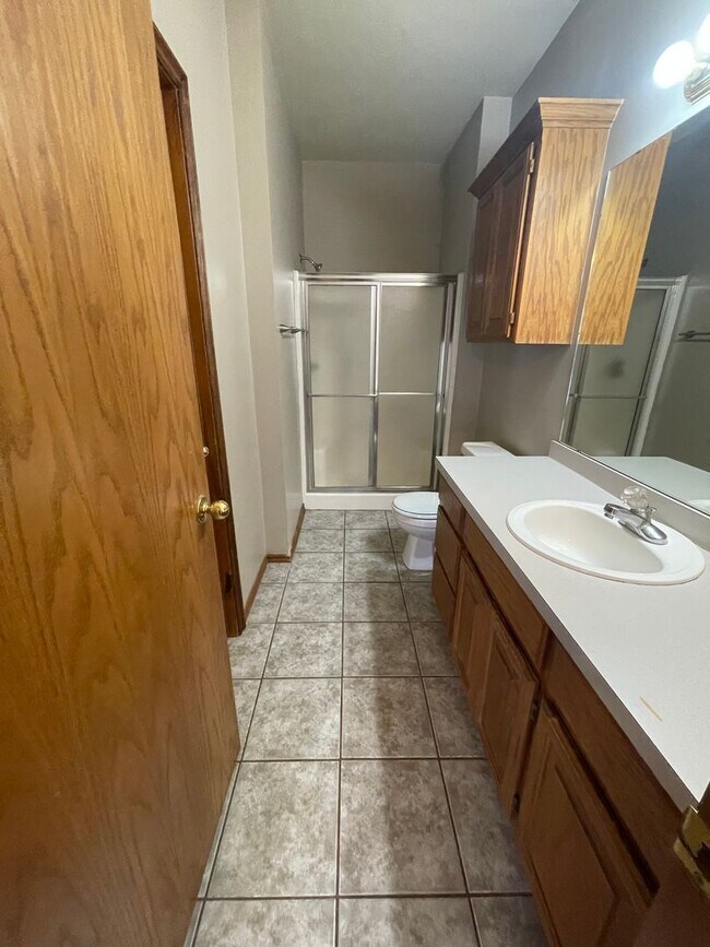 Building Photo - Three Bedroom in Norman with new hardwood ...