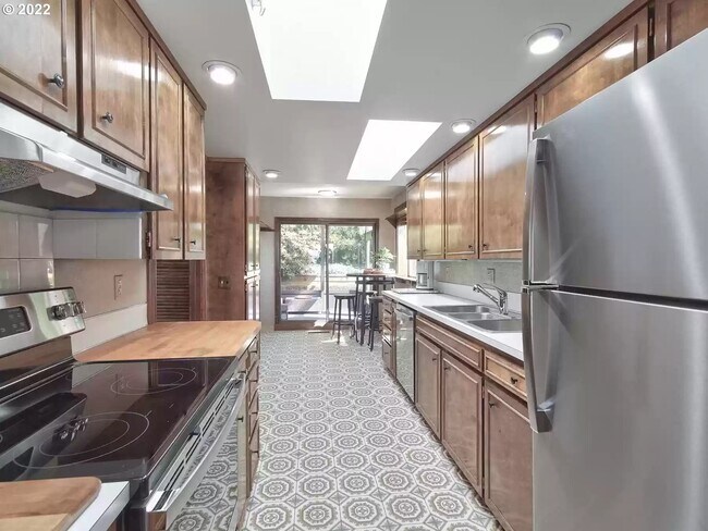 Building Photo - 6900 SE Riverside Dr