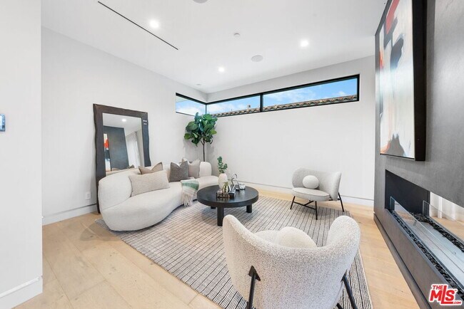 Building Photo - 842 N Orange Grove Ave
