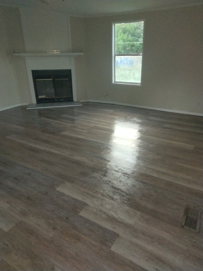 Building Photo - 104 Forest Creek Ln