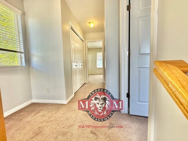 Building Photo - Great 2 Bd 2.5 Bath Townhome in Sandy