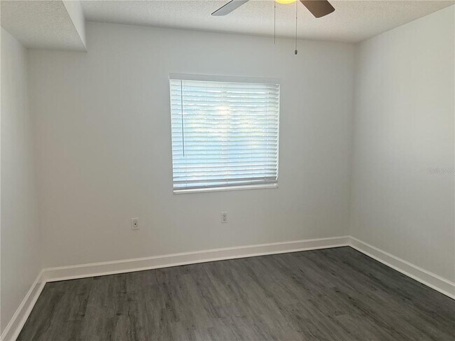 Building Photo - 1524 Lakeview Rd