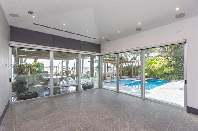 Building Photo - 2440 N Shore Terrace